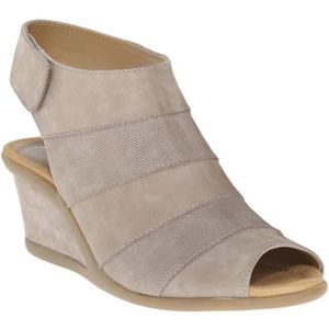 Earth Coriander in stone size 8